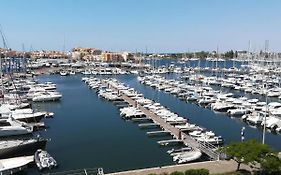 Studio cabine VUE PORT avec piscine, parc, boulodrome et parking privé