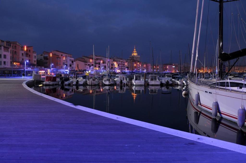 Studio cabine VUE PORT avec piscine, parc, boulodrome et parking privé Agde Extérieur photo